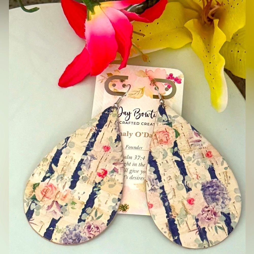 New with tags! Beautiful handmade & lightweight floral earrings!